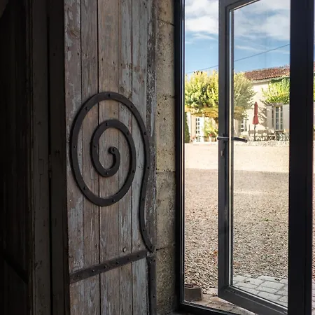 Logis Du Paradis 4* Criteuil-la-Magdeleine