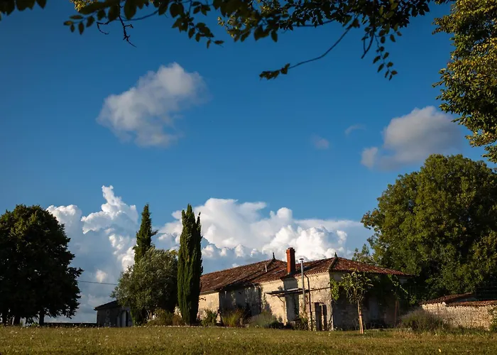 Alojamento de Acomodação e Pequeno-almoço Logis Du Paradis 4*